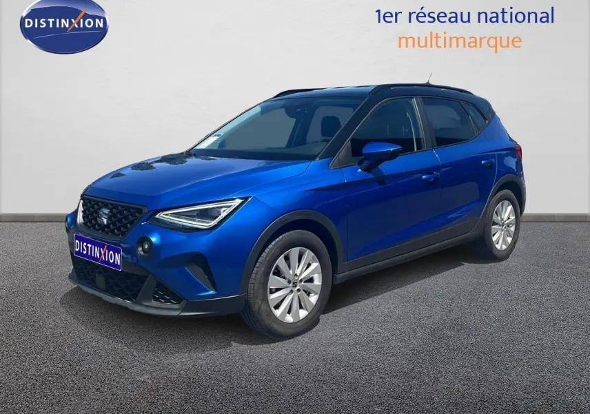 SEAT Arona bleu saphir métal avec toit noir, vue 3/4 avant droit sur fond neutre extérieur.