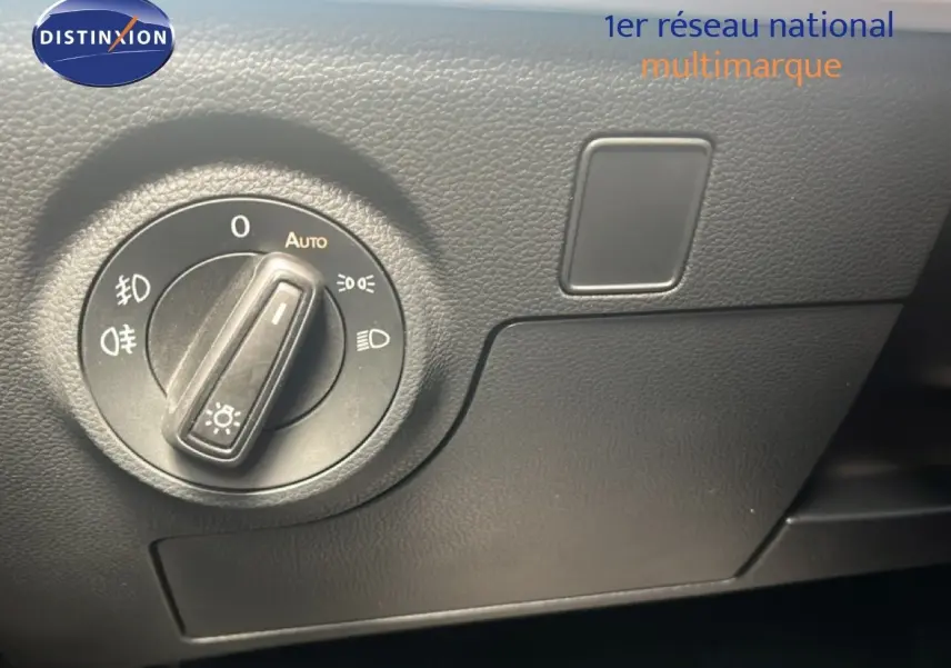 Détail du sélecteur d'éclairage sur le tableau de bord noir du SEAT Arona 2025, version Style Special Edition.