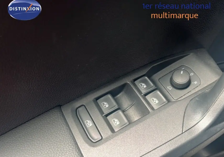 Gros plan sur les commandes des vitres et rétroviseurs côté conducteur d'une SEAT Arona bleu saphir avec toit noir.