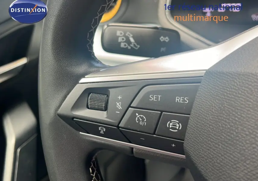 Gros plan sur les commandes au volant d’une SEAT Arona 2025, finition Style Special Edition, volant cuir noir.