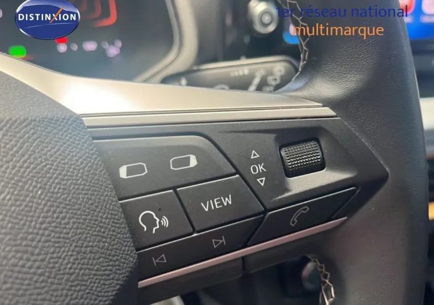 Gros plan sur les commandes au volant droit du SEAT Arona 2025, finition Style Special Edition, intérieur noir.