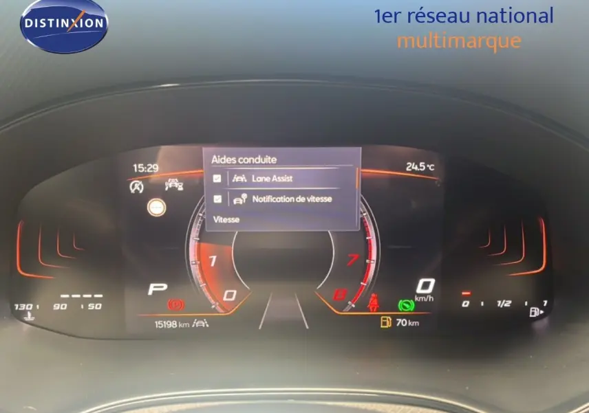 Tableau de bord numérique de SEAT Arona 2025, affichant aides à la conduite et jauge essence, vue frontale rapprochée.