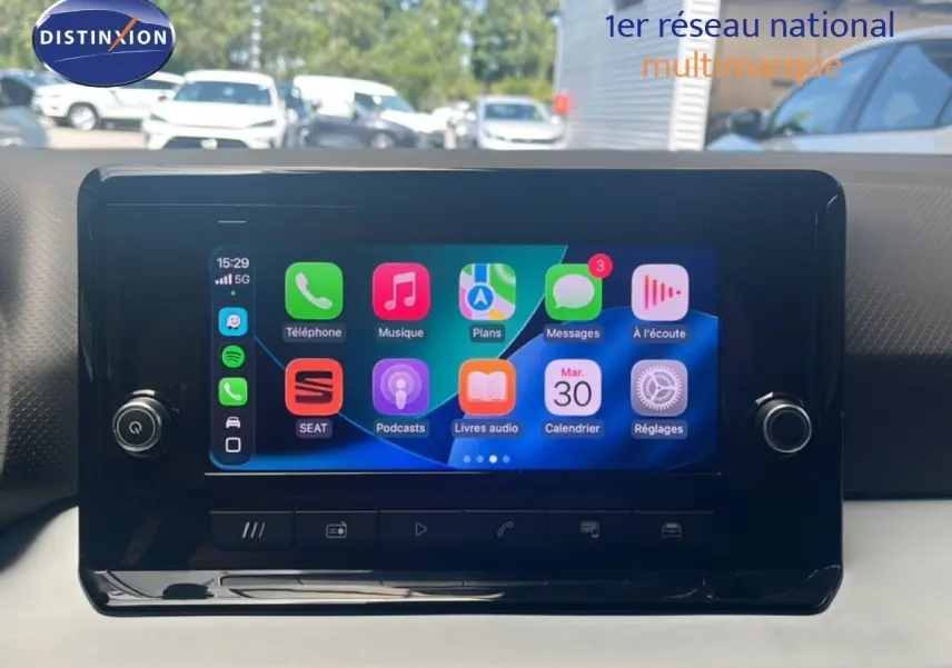 Écran tactile central du tableau de bord du SEAT Arona 2025 avec interface Apple CarPlay affichée.