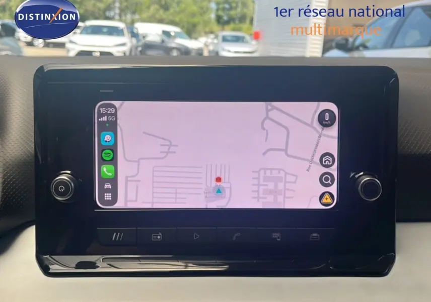 Écran tactile central du tableau de bord du SEAT Arona 2025, affichant la navigation GPS en intérieur.