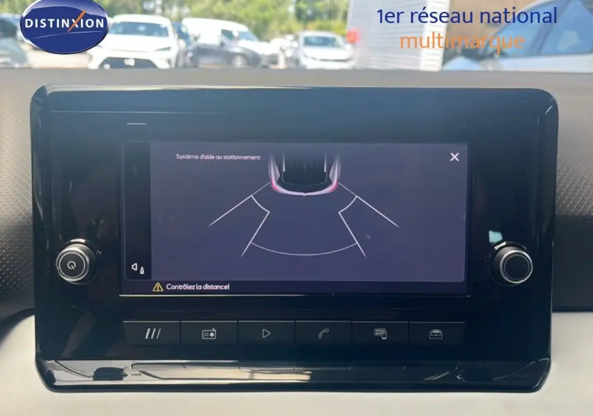 Écran central du système d'aide au stationnement du SEAT Arona 2025, affichage en intérieur noir.