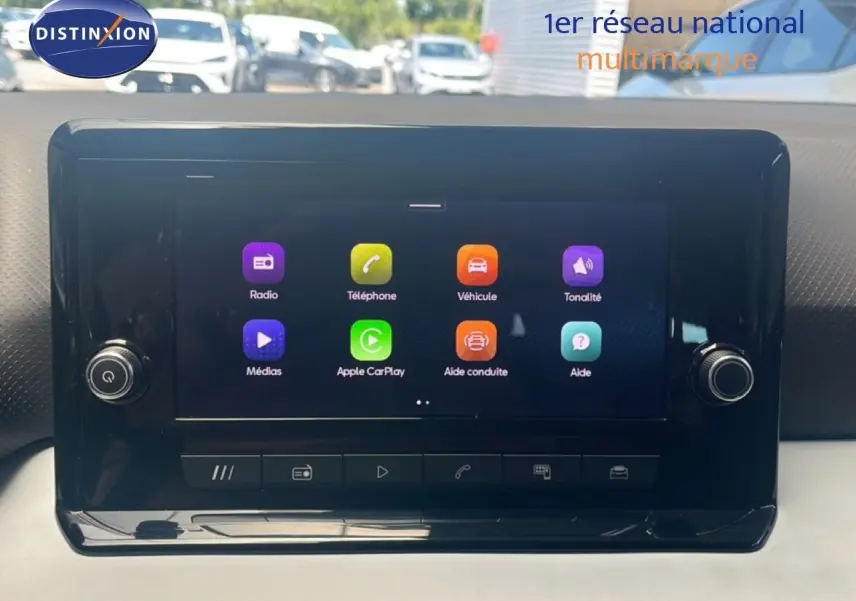 Écran tactile central de la SEAT Arona 2025, affichant les options multimédia et connectivité, intérieur clair.