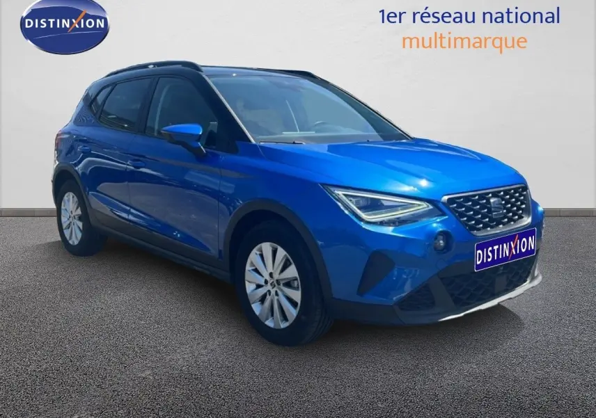 SEAT Arona bleu saphir métal avec toit noir, vue 3/4 avant droit sur fond neutre.
