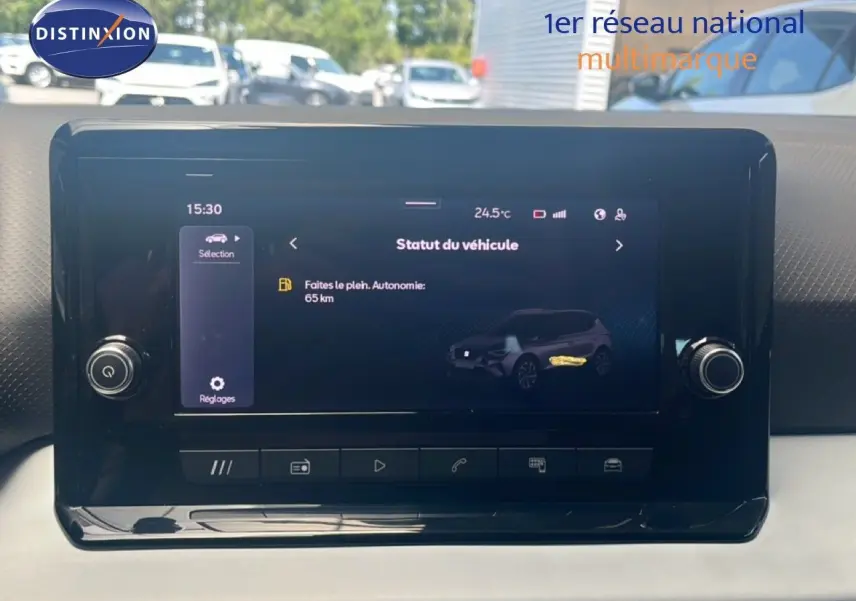 Écran tactile du tableau de bord du SEAT Arona 2025 affichant le statut du véhicule en intérieur.