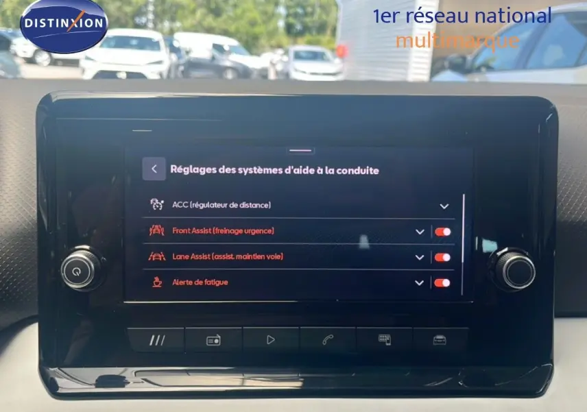 Écran tactile central du tableau de bord du SEAT Arona 2025 affichant les réglages d'aide à la conduite.