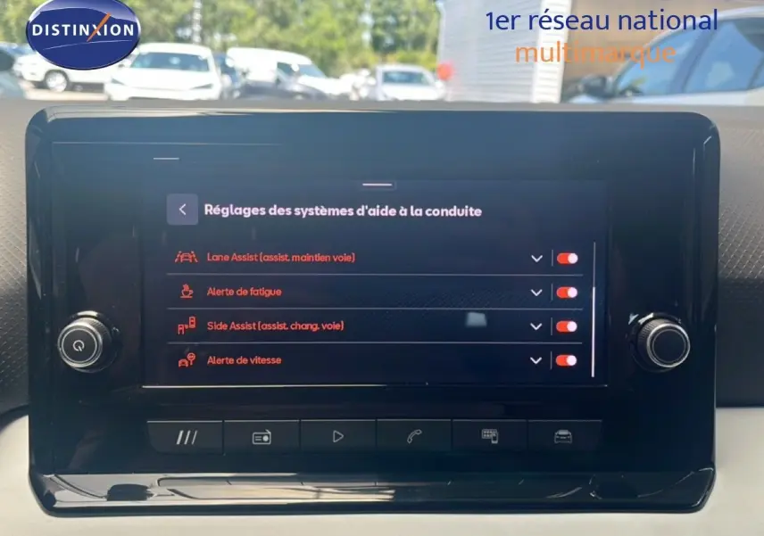 Écran tactile du système d'aide à la conduite de la SEAT Arona 2025, affichant les réglages d'assistances activées.