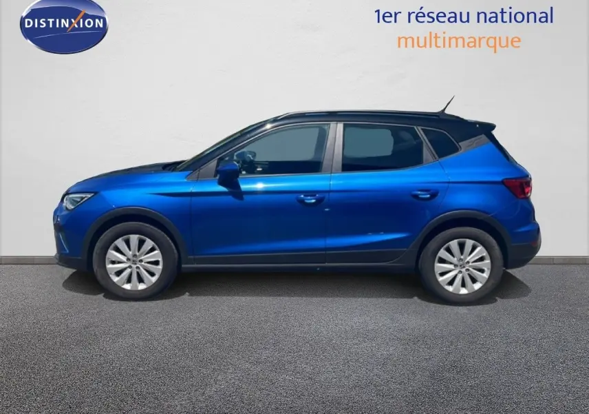 Vue latérale droite d'un SEAT Arona 2025 bleu saphir métallisé avec toit noir, profil compact et jantes argentées.