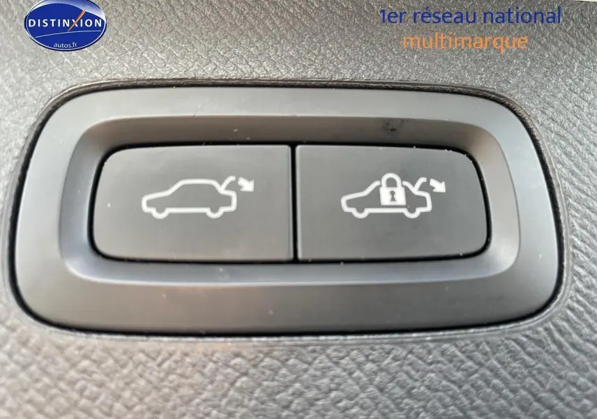 Boutons d'ouverture et de verrouillage électrique du coffre sur le tableau de bord d'un Volvo XC90 gris 2022.