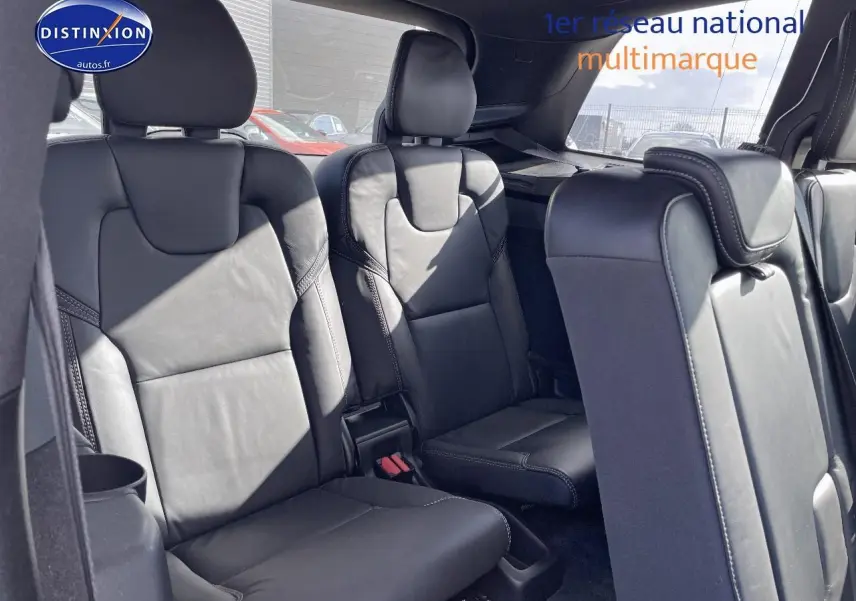 Vue intérieure des sièges individuels en cuir noir de la deuxième et troisième rangée du Volvo XC90 gris 2022.