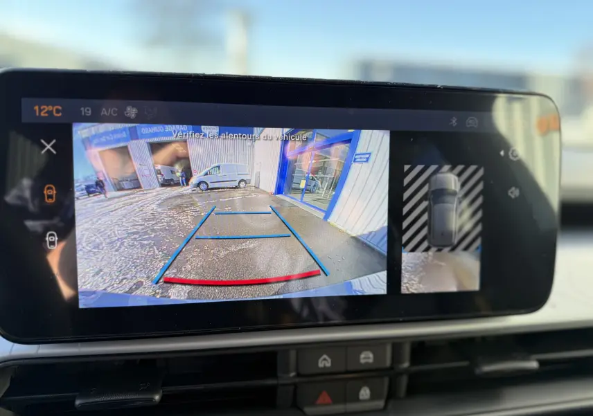 Écran de caméra de recul du Jeep Avenger Storm Grey montrant l'arrière et l'environnement proche du véhicule.