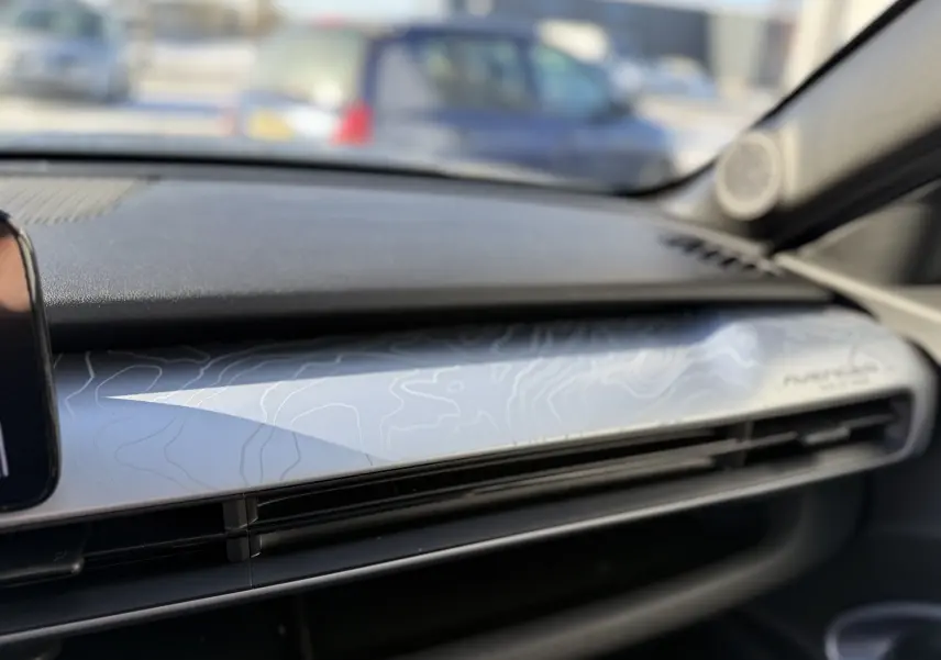 Détail du tableau de bord côté passager avec motif topographique et logo The North Face sur Jeep Avenger Storm Grey.