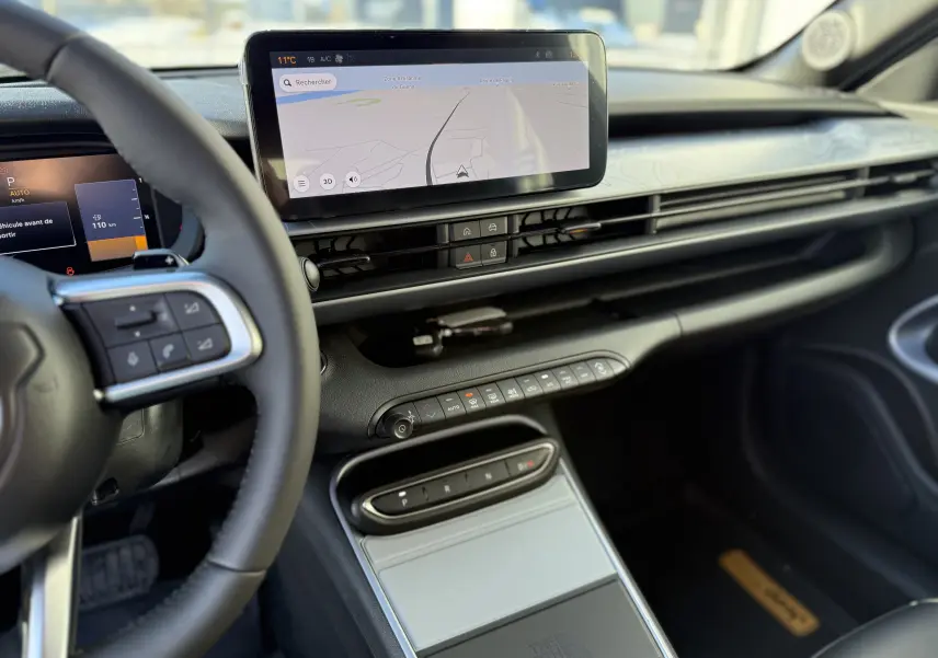 Vue intérieure côté conducteur du Jeep Avenger 2025, écran tactile central et console avec logo The North Face visible.