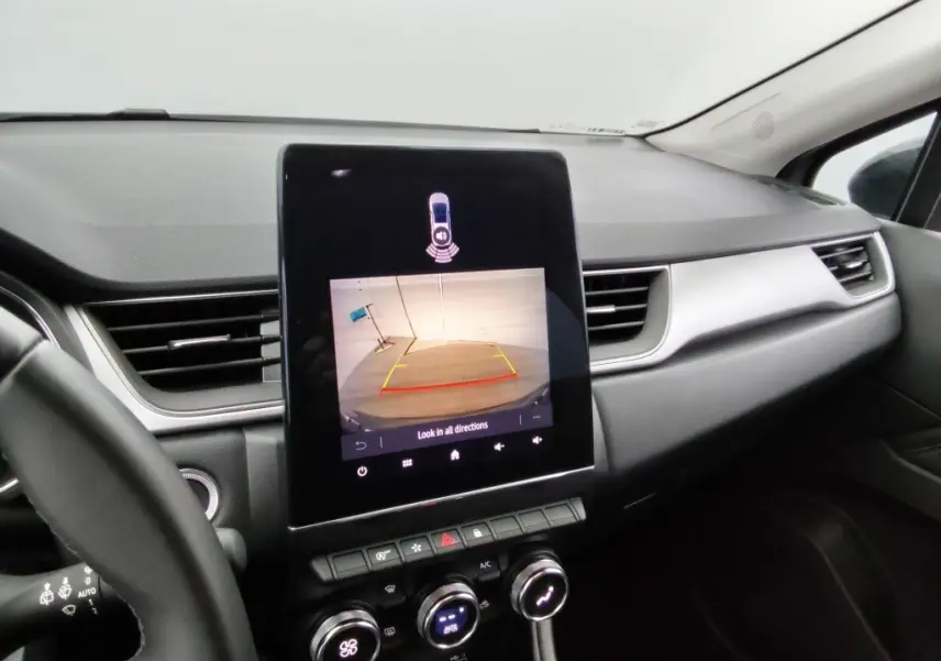 Vue intérieure du tableau de bord du Renault Captur 2024, avec écran tactile affichant la caméra de recul.