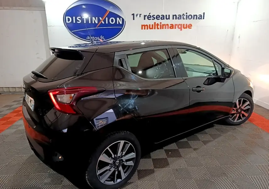 Nissan Micra IG-T 90 N-Connecta noire vue 3/4 arrière droit, avec jantes alliage et feux arrière LED distinctifs.
