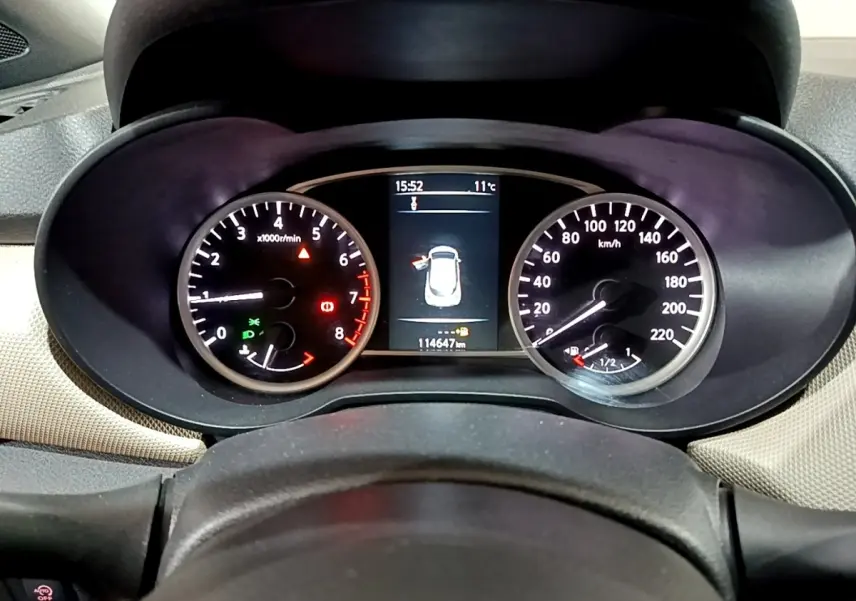 Vue rapprochée du tableau de bord noir de la Nissan Micra IG-T 90 N-Connecta avec compteurs et écran multifonctions.