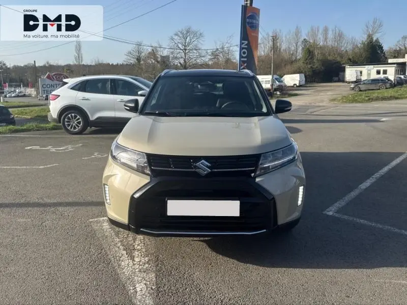Vue avant d'un Suzuki Vitara 1.4 Boosterjet Hybrid 2026 en So'Color Savanna Ivory avec toit noir et calandre noire.