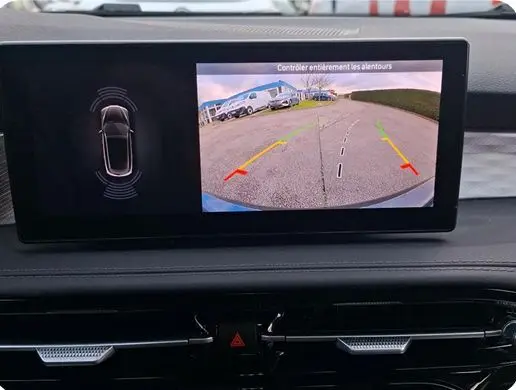 Écran intérieur de l'Alfa Romeo Tonale affichant la caméra de recul avec guidage dynamique, vue arrière du véhicule.