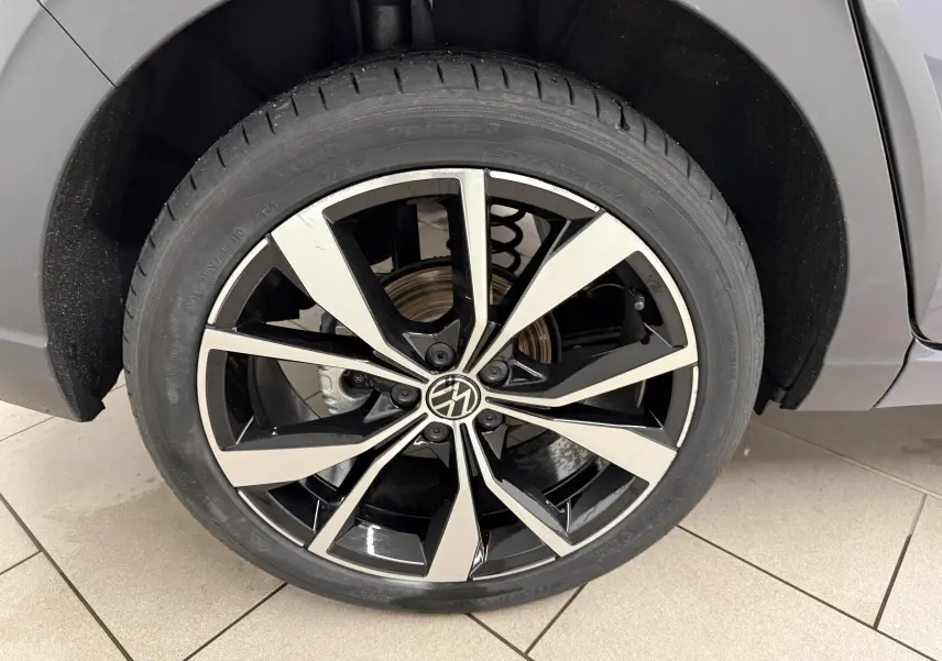 Gros plan sur la jante alliage 18 pouces bicolore noir et argent du Volkswagen Taigo gris cendre, côté arrière droit.