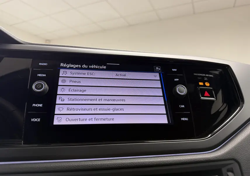 Écran tactile central du Volkswagen Taigo 2025 affichant les réglages du véhicule dans un intérieur gris.