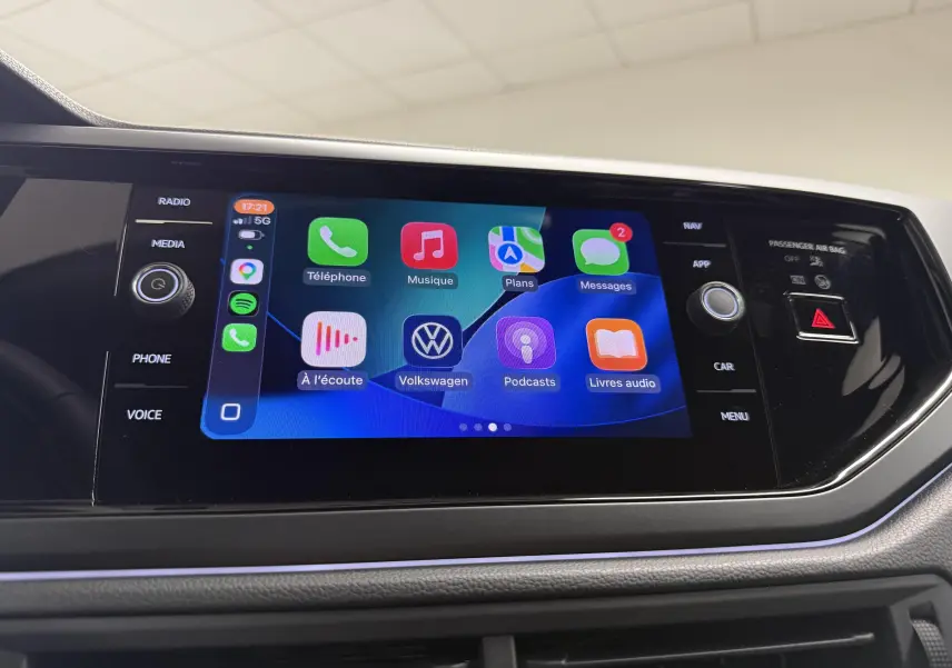 Écran tactile central du Volkswagen Taigo 2025 affichant l'interface App-Connect avec icônes colorées.