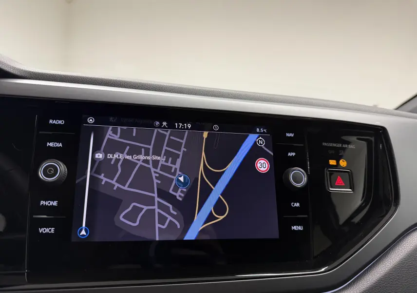 Écran tactile central du Volkswagen Taigo 2025 affichant la navigation avec carte et boutons de commande autour.