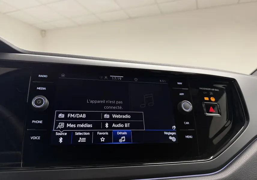 Écran tactile central du tableau de bord du Volkswagen Taigo 1.0 TSI gris cendre, affichage multimédia.