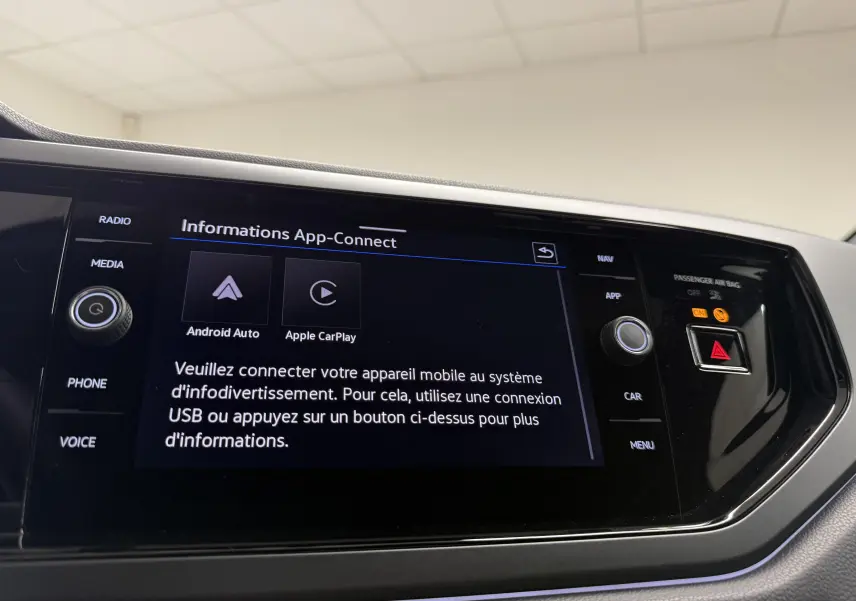 Écran tactile central du Volkswagen Taigo 2025 affichant les options App-Connect avec commandes autour.
