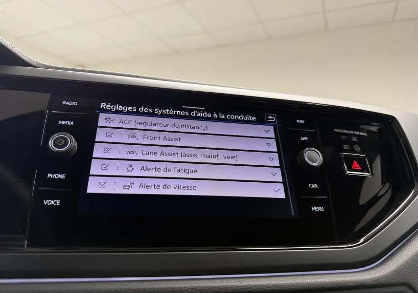 Écran tactile central du tableau de bord du Volkswagen Taigo 2025 affichant les aides à la conduite.