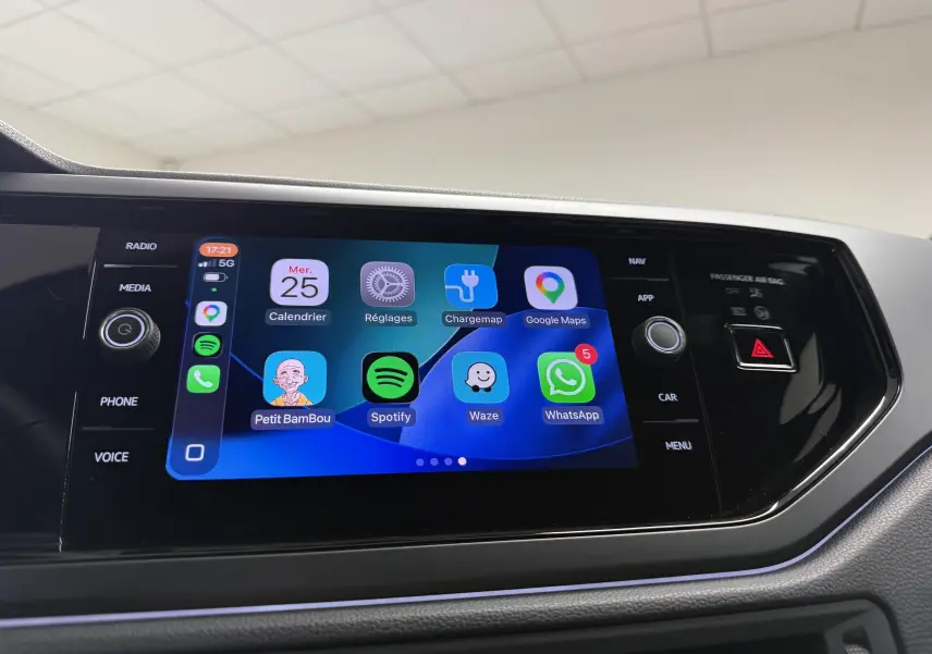 Écran tactile central du Volkswagen Taigo 1.0 TSI 116 DSG7 R-Line Edition affichant des applications connectées.