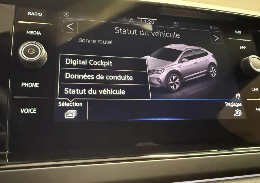 Écran tactile intérieur affichant le statut du véhicule avec une illustration 3/4 avant du Volkswagen Taigo gris cendre.