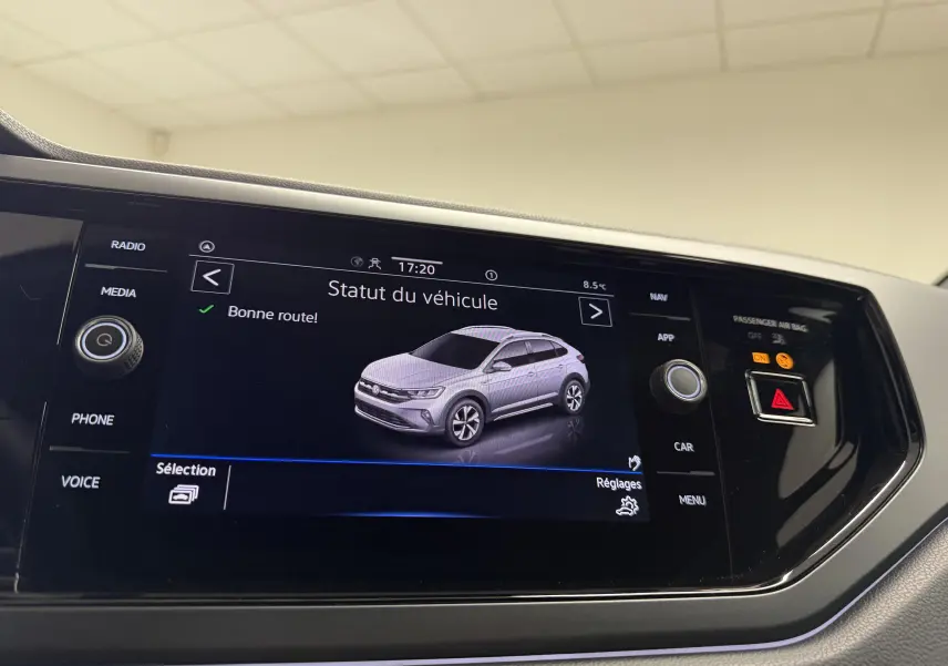 Écran tactile intérieur affichant une image 3/4 avant d’un Volkswagen Taigo gris cendre.