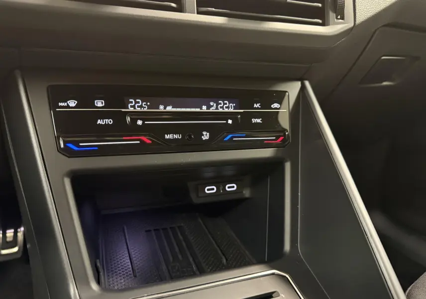 Détail de la console centrale du Volkswagen Taigo gris cendre, avec commandes de climatisation tactile et ports USB-C.