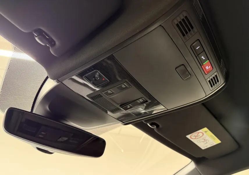 Plafonnier intérieur noir avec commandes et rétroviseur dans un Volkswagen Taigo gris cendre 2025.