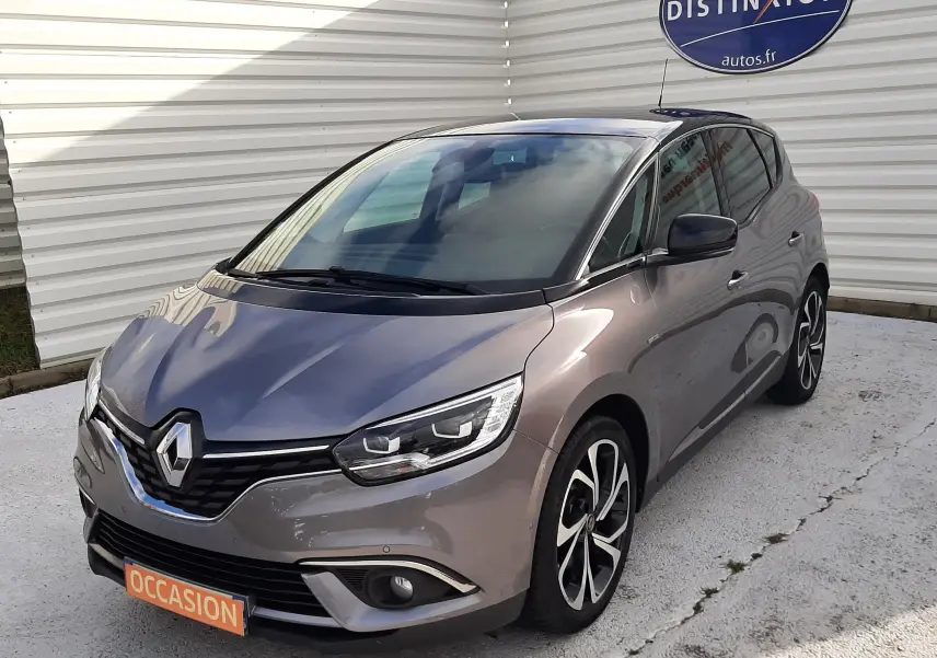 Renault Scénic IV gris Cassiopée avec toit noir, vue 3/4 avant droit, jantes alliage et calandre distinctive.