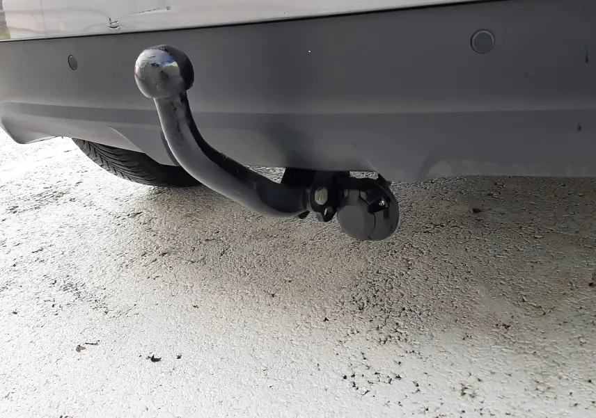 Vue arrière d'un Renault Scenic IV gris Cassiopée avec toit noir, feux arrière allongés et attelage visible.