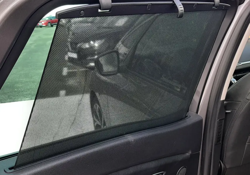 Vue latérale droite de l'intérieur arrière du Renault Scénic IV 2020, sièges noirs en tissu et cuir avec surpiqûres blanches.