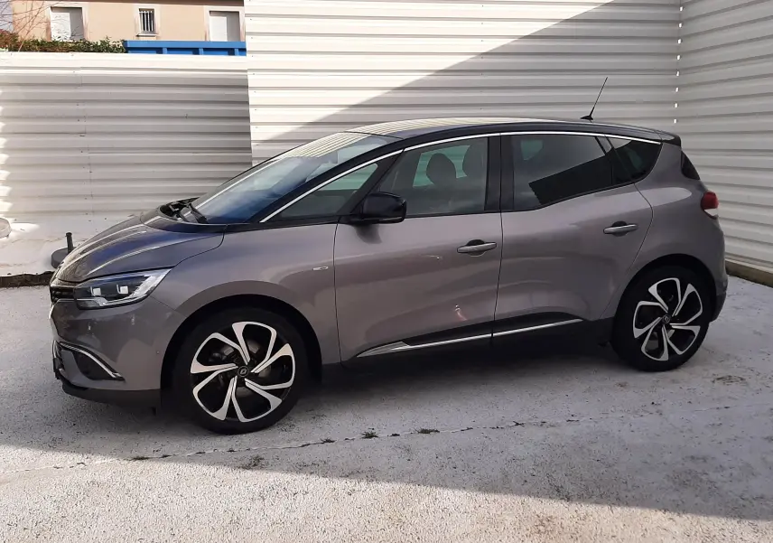 Renault Scénic IV gris Cassiopée avec toit noir, vue de profil côté gauche, jantes alliage distinctives.