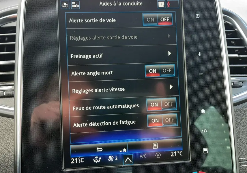 Écran central de Renault Scenic IV 2020 montrant la caméra de recul et les commandes de climatisation.