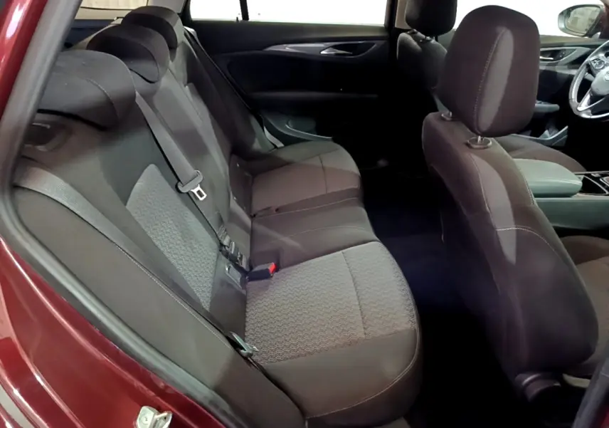 Vue intérieure côté gauche montrant les sièges arrière gris foncé de l’Opel Insignia rouge édition Business 2019.