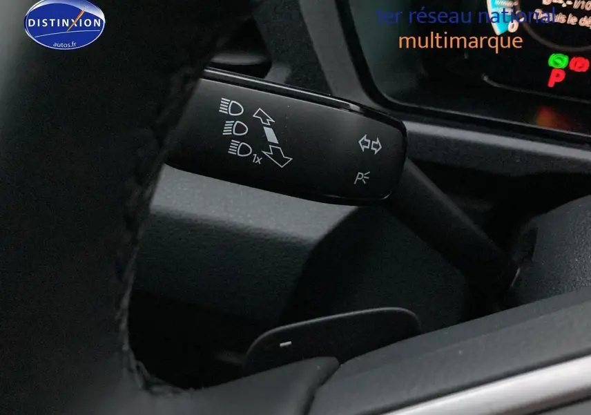 Gros plan sur la manette de clignotant à gauche du volant cuir du Volkswagen Caddy 2025, intérieur noir.