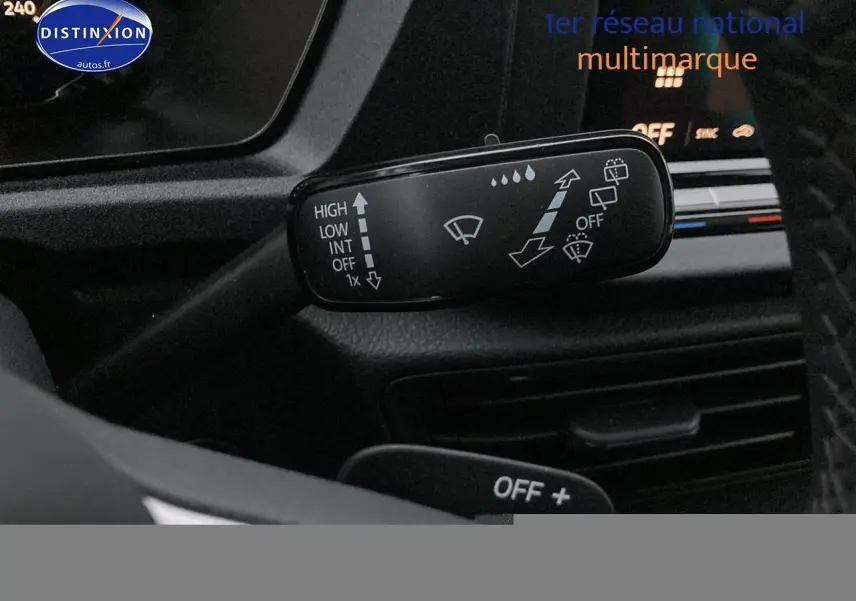 Gros plan sur la commande d’essuie-glace du Volkswagen Caddy 2.0 TDI 122 DSG7, intérieur noir.