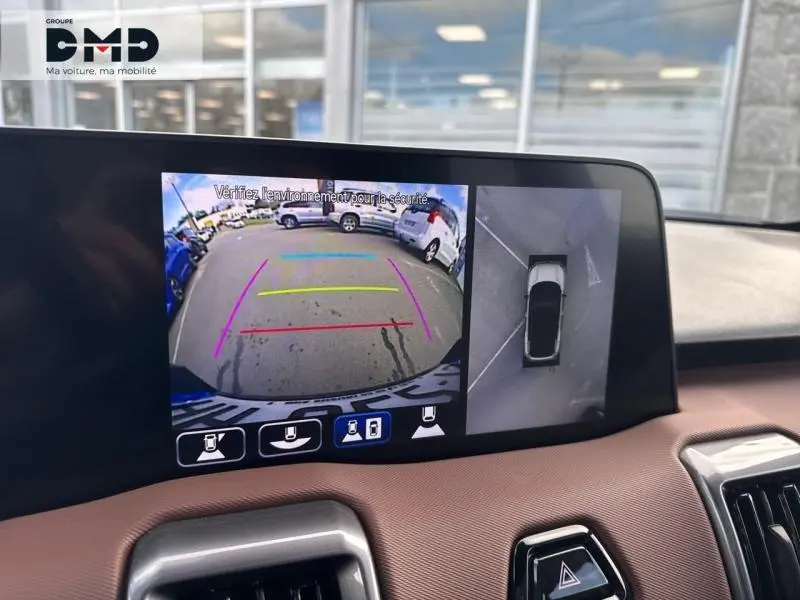 Écran tactile intérieur montrant la caméra de recul et vue 360° du Suzuki Vitara 2026 au stationnement.