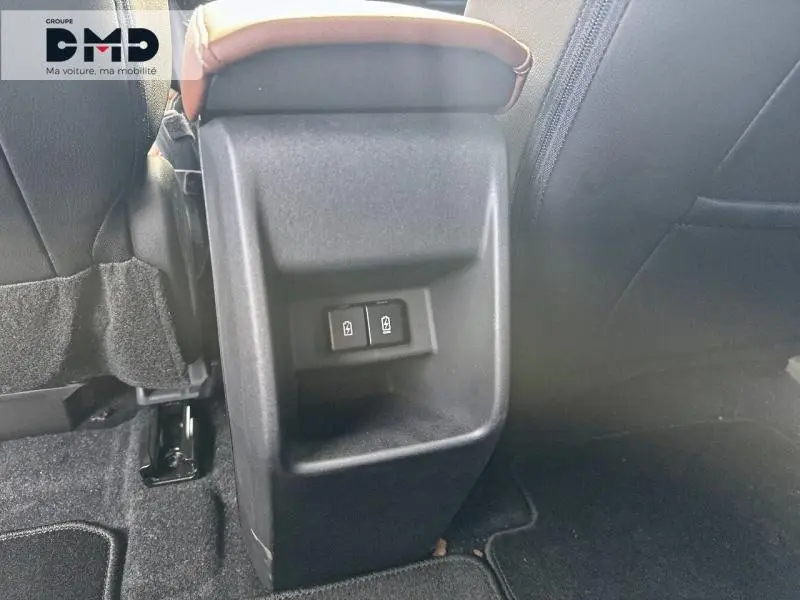 Vue rapprochée de la console arrière noire avec commandes de vitres électriques du Suzuki Vitara vert Land Breeze 2026.