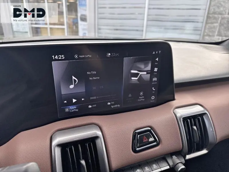 Vue rapprochée de l’écran tactile et de la planche de bord marron du Suzuki Vitara 2026 avec toit noir.