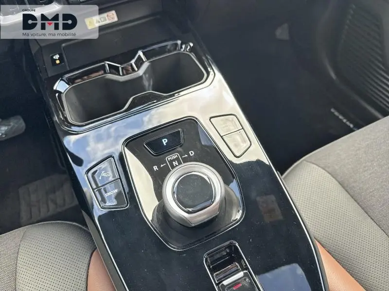 Vue rapprochée de la console centrale noire brillante avec molette de boîte auto et commandes du Suzuki Vitara 2026.