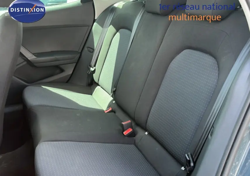 Vue latérale intérieure montrant la banquette arrière en tissu gris et noir d'une SEAT Arona 2025.